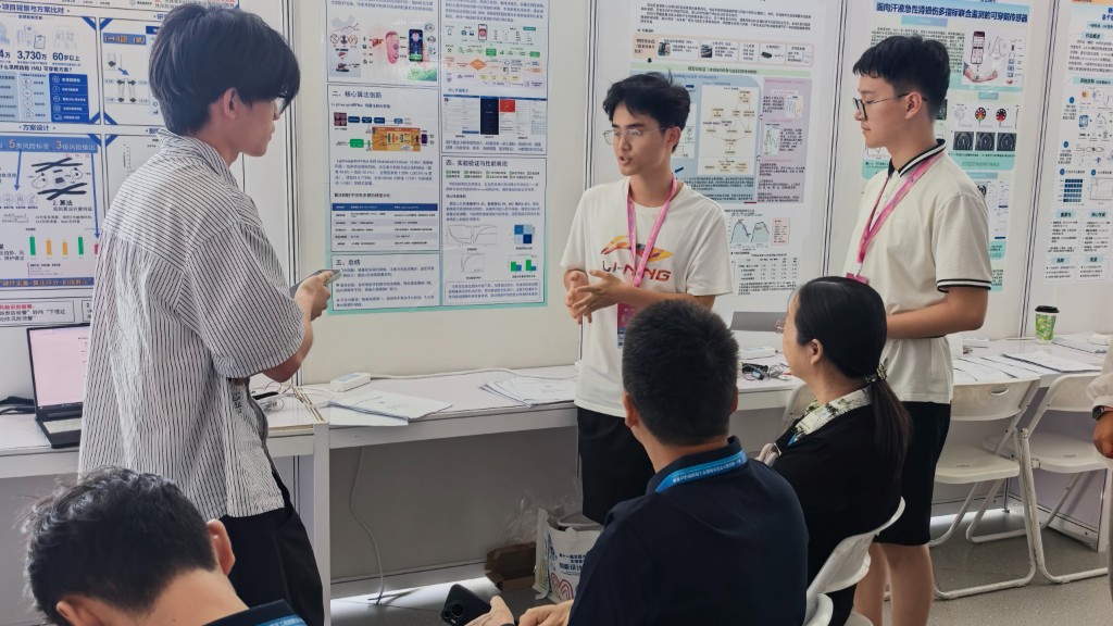 Yingzhi Hu's Year-1 undergraduate team presenting their intelligent wearable knee risk warning system to judges